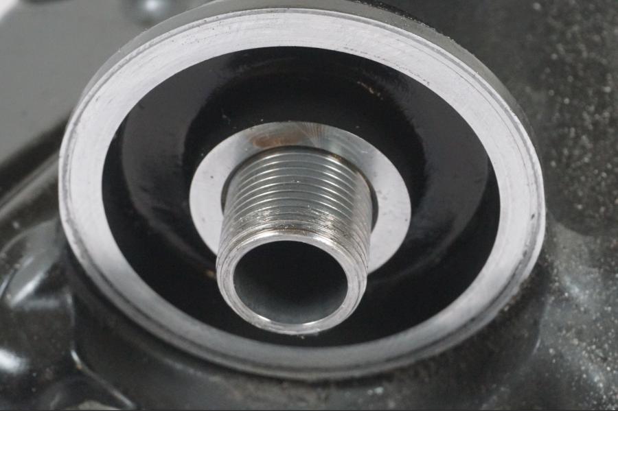 Snett uppifrån på Oljetråg från en Kawasaki Z 900 -2019 motorcykel.