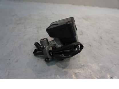 Baksidan på Kopplingshuvudcylinder från en Ducati Diavel -2015 motorcykel.