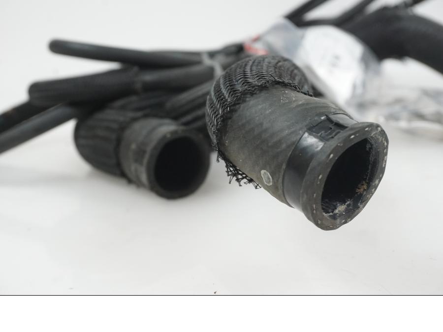 Snett nerifrån på Vattenkyl Slang Set från en Suzuki GSX-R 1000 -2007 motorcykel.