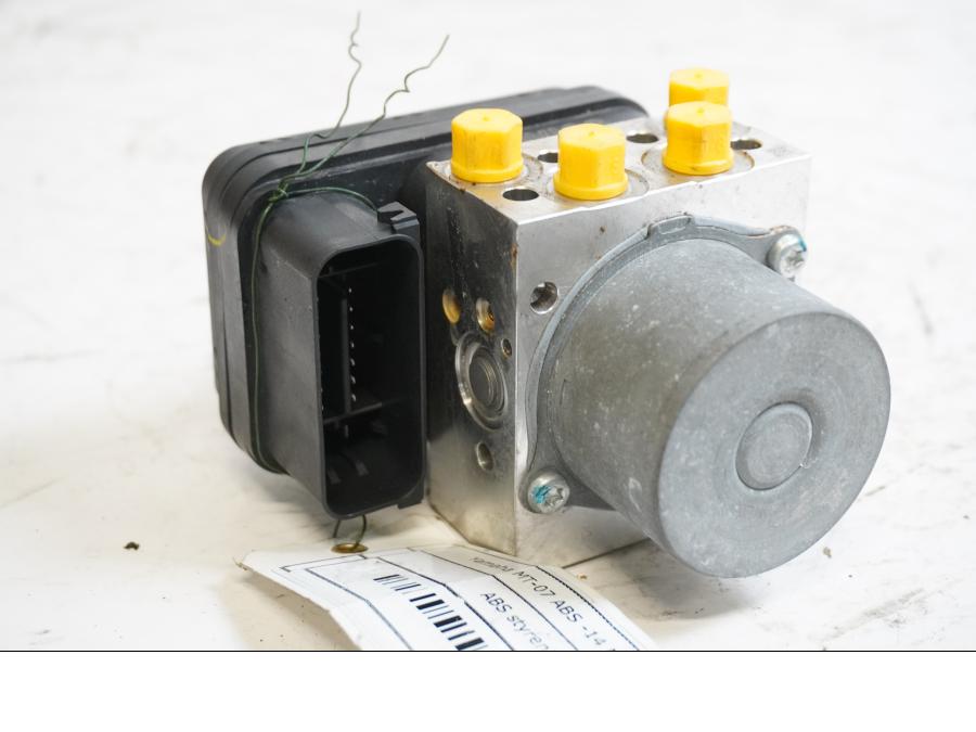 Framsidan på ABS Modulator från en Yamaha MT-07 -2014 motorcykel.
