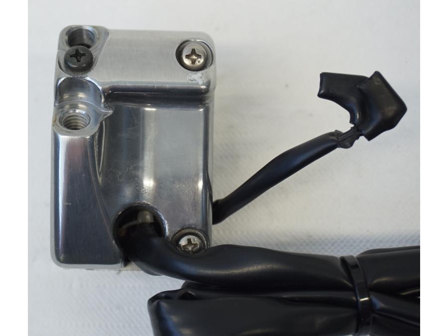 Baksidan på Styrelreglage från en Kawasaki VN 900 -2006 motorcykel.