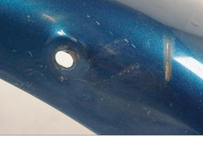 Baksidan på <p>Bakskärm från Suzuki VS 800 1992.</p>

<p>Smårepor, slitage av lack mindre ytrost finns se bilder.</p> motorcykel.