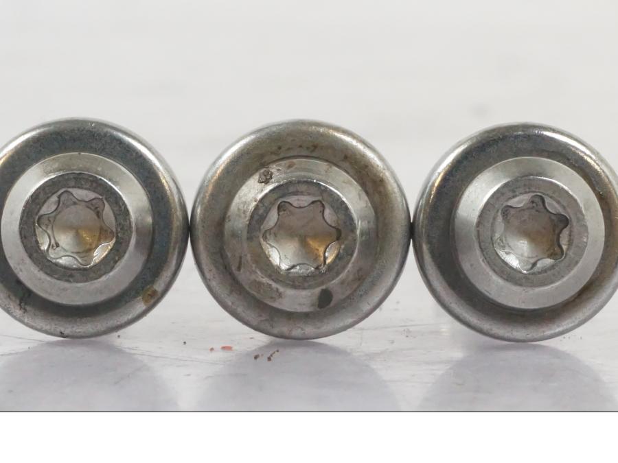 Vänster sida på Skruv / Mutter etc från en BMW R 1200 GS -2018 motorcykel.