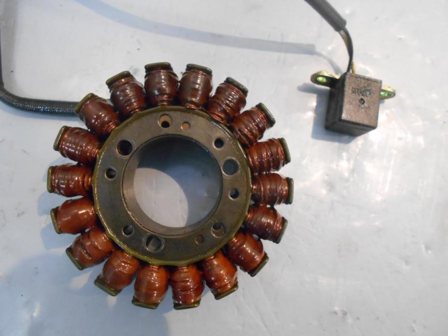 Framsidan på Generator från en Kawasaki VN 800 -1997 motorcykel.