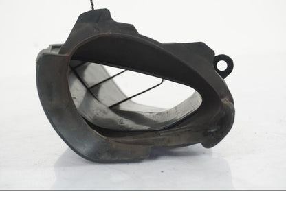 Snett nerifrån på Luftburksnorkel från en Yamaha YZF 1000 R1 -2007 motorcykel.