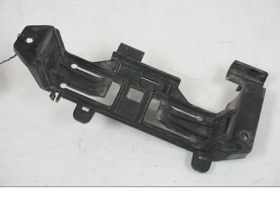 Framsidan på Batterihållare från en BMW F 800 GS -2008 motorcykel.