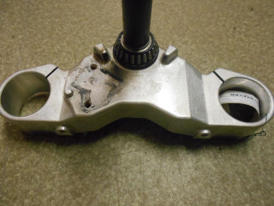 Snett nerifrån på Gaffelkrona från en Suzuki M 1800 -2007 motorcykel.