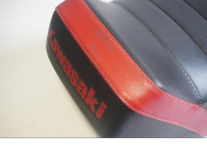 Vänster sida på Sadel från en Kawasaki GPZ 1100 -1985 motorcykel.