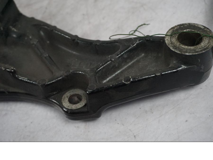 Snett nerifrån på Bromsoksfäste från en Yamaha XVS 1100 -1999 motorcykel.