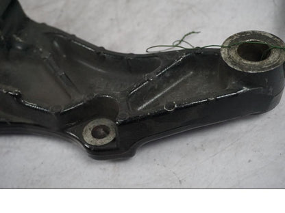 Snett nerifrån på Bromsoksfäste från en Yamaha XVS 1100 -1999 motorcykel.