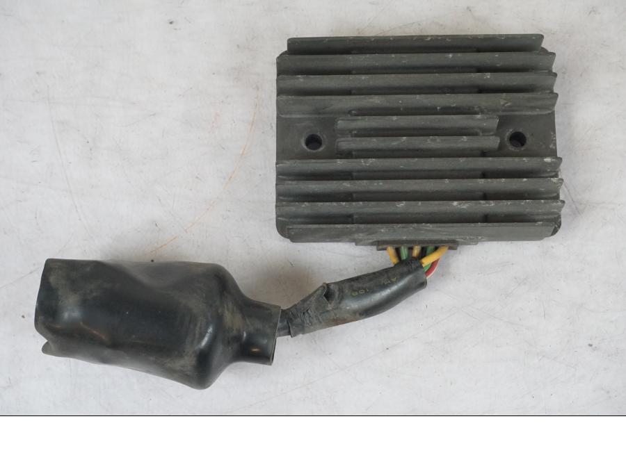 Framsidan på Likriktare från en Honda CBR 1100 XX -1999 motorcykel.