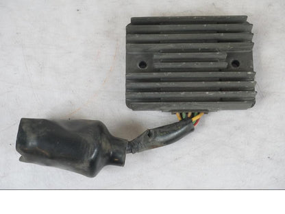 Framsidan på Likriktare från en Honda CBR 1100 XX -1999 motorcykel.