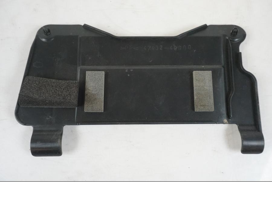 Höger sida på Batterihållare från en Suzuki VZR 1800 -2009 motorcykel.