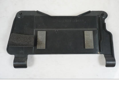 Höger sida på Batterihållare från en Suzuki VZR 1800 -2009 motorcykel.