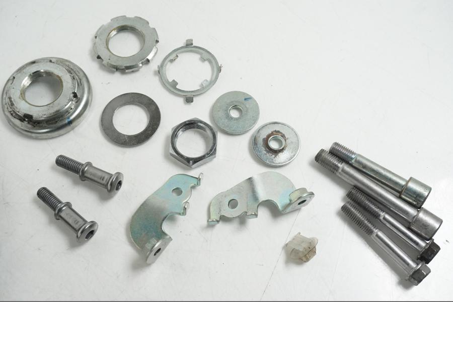 Höger sida på Skruv / Mutter etc från en Honda CB 650 F Hornet -2017 motorcykel.