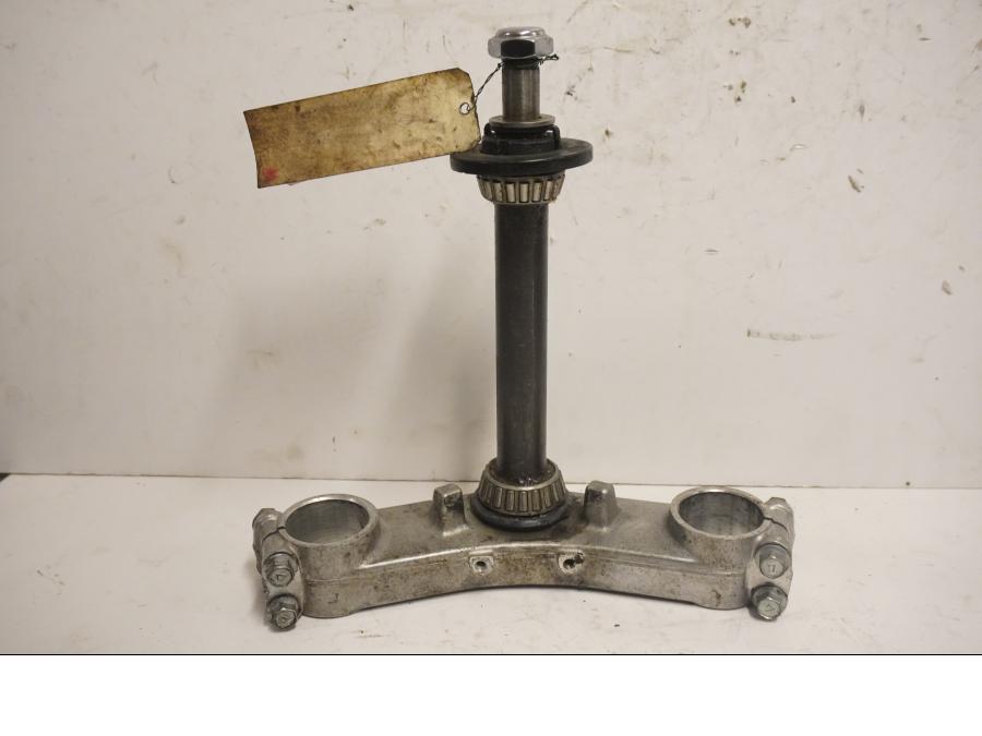 Framsidan på Gaffelkrona från en Kawasaki ZR-7 -2002 motorcykel.