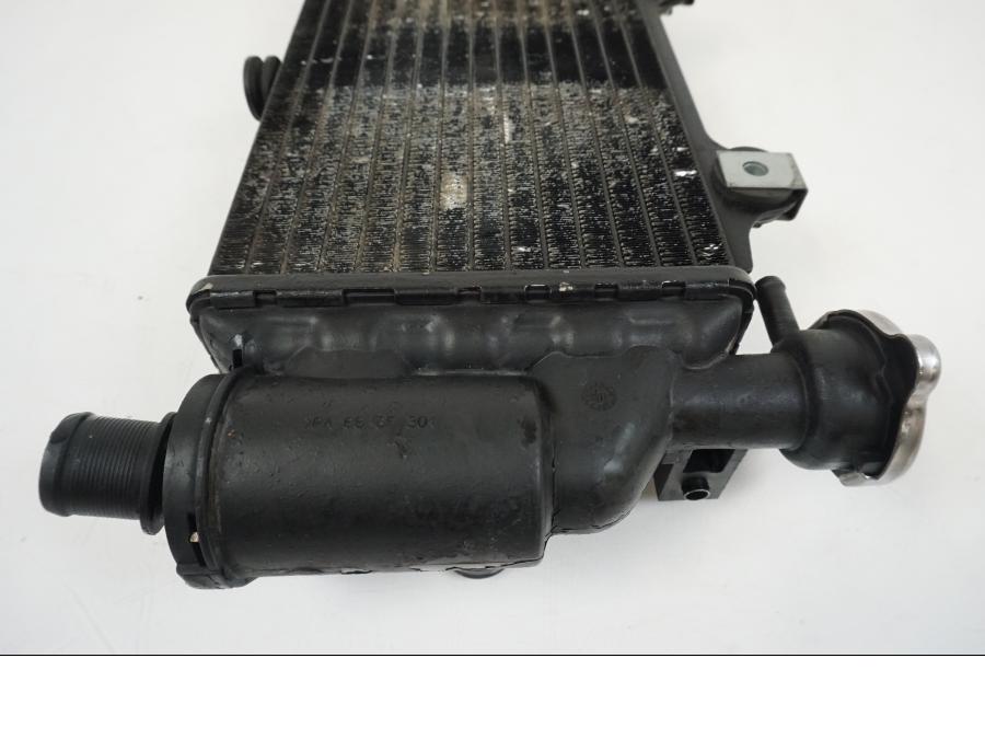 Vänster sida på Vattenkyl från en BMW F 650 CS -2002 motorcykel.