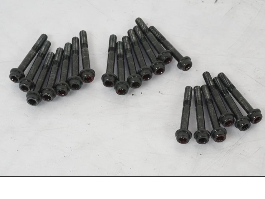 Vänster sida på Skruv / Mutter etc från en Kawasaki Z 900 -2019 motorcykel.