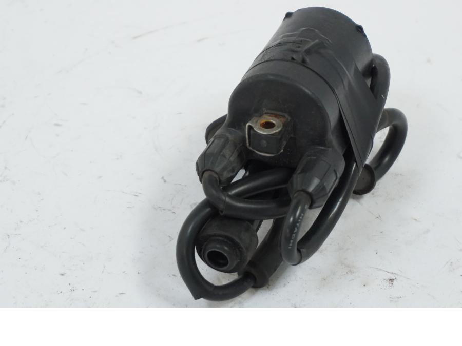 Snett uppifrån på Tändspole från en Honda VT 600 C -1995 motorcykel.