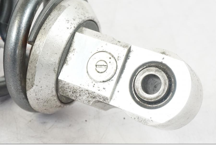 Snett uppifrån på Stötdämpare från en Suzuki GSX-S 1000 -2017 motorcykel.