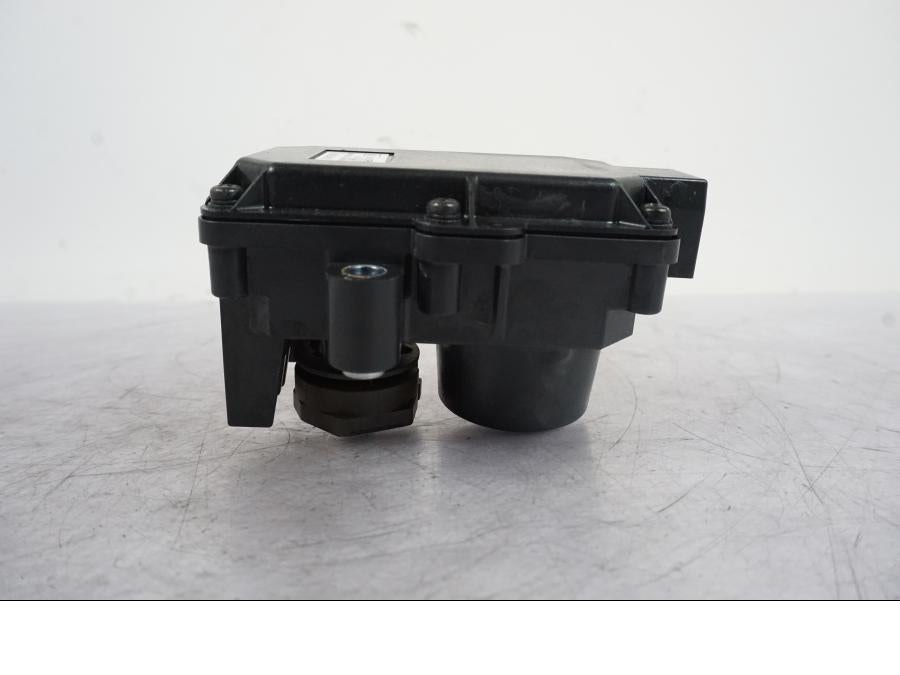 Vänster sida på Avgasspjällmotor från en KTM 1290 Super Duke R -2021 motorcykel.