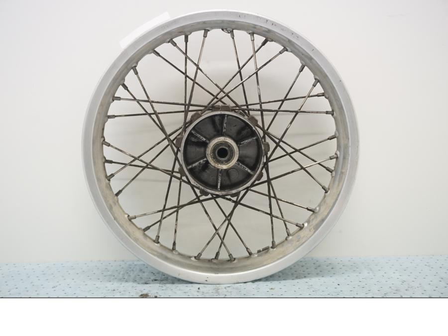 Baksidan på Fälg från en BMW F 650 ST -1999 motorcykel.