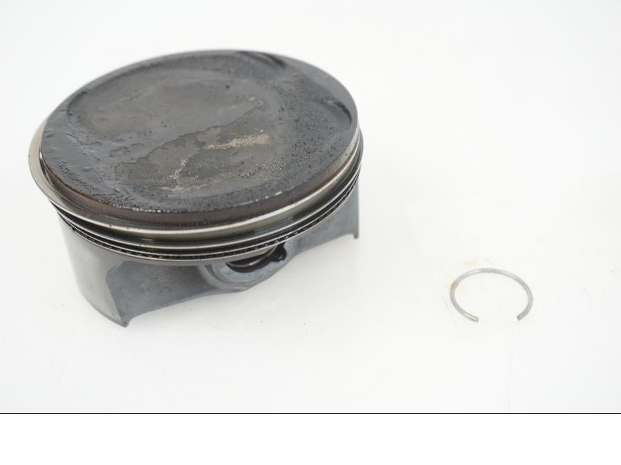 Framsidan på Kolv från en BMW F 850 GS -2019 motorcykel.