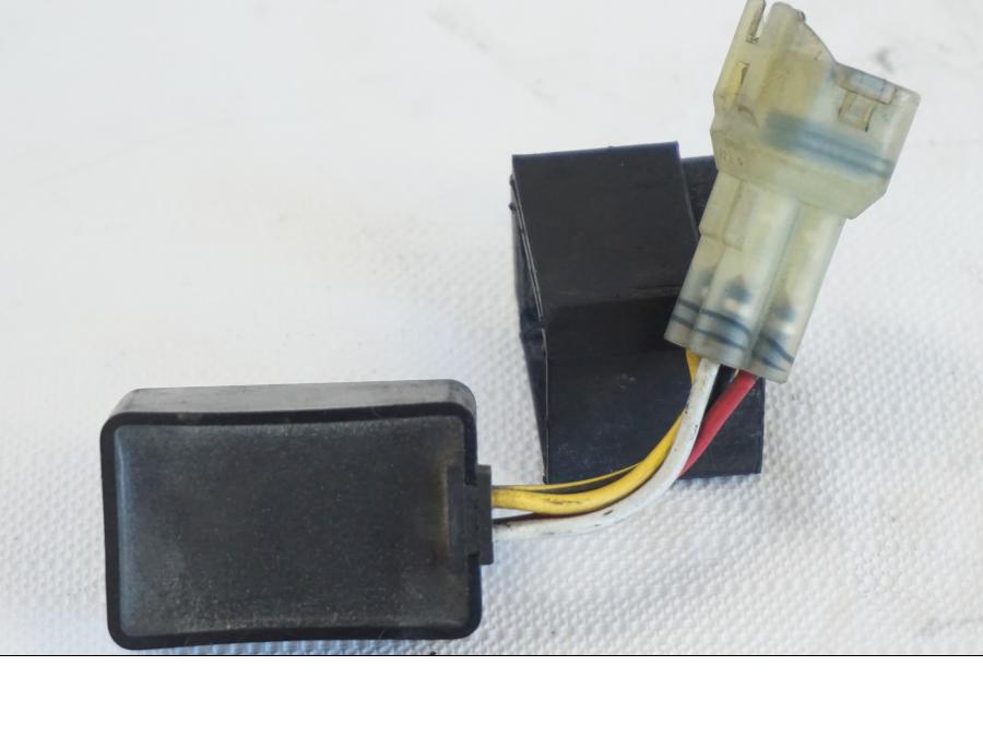 Baksidan på Bensinpumpsrelä från en Kawasaki VN 1500 Mean Streak -2002 motorcykel.