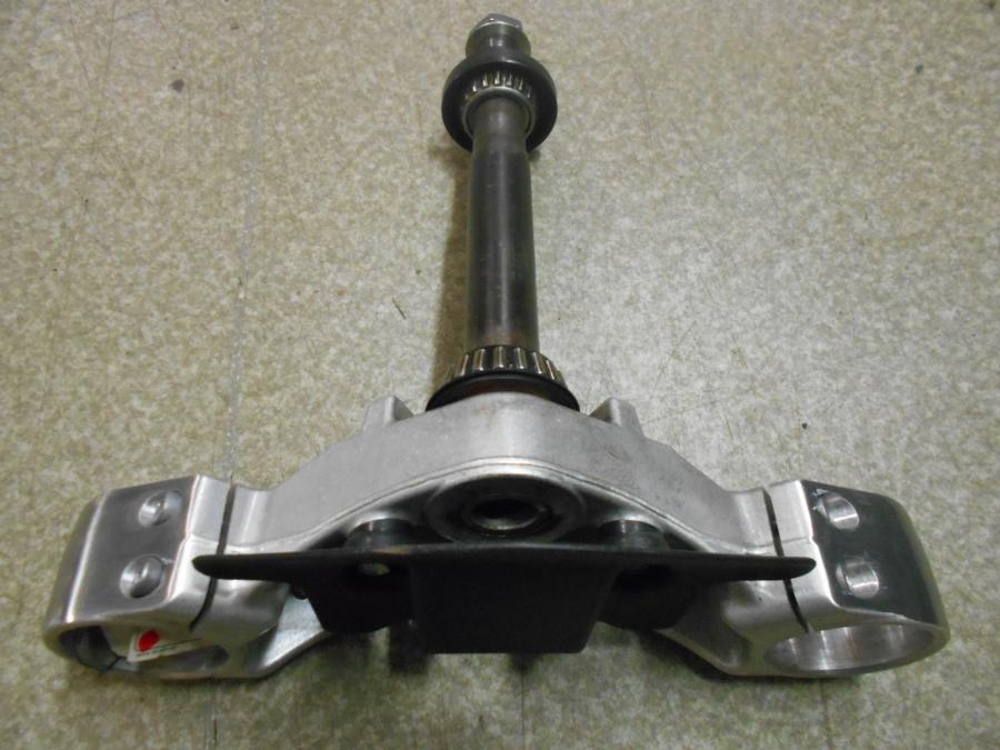 Framsidan på Gaffelkrona från en Suzuki M 1800 -2007 motorcykel.