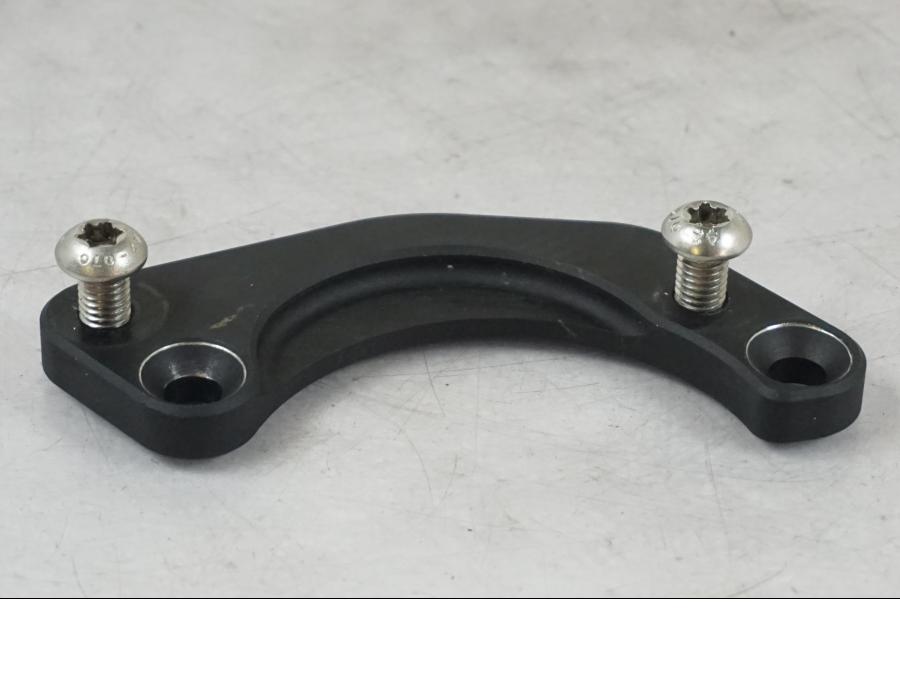 Vänster sida på Fotpinnefäste inre från en BMW R 1200 R -2007 motorcykel.