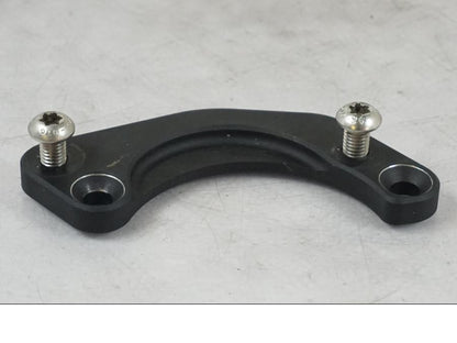 Vänster sida på Fotpinnefäste inre från en BMW R 1200 R -2007 motorcykel.