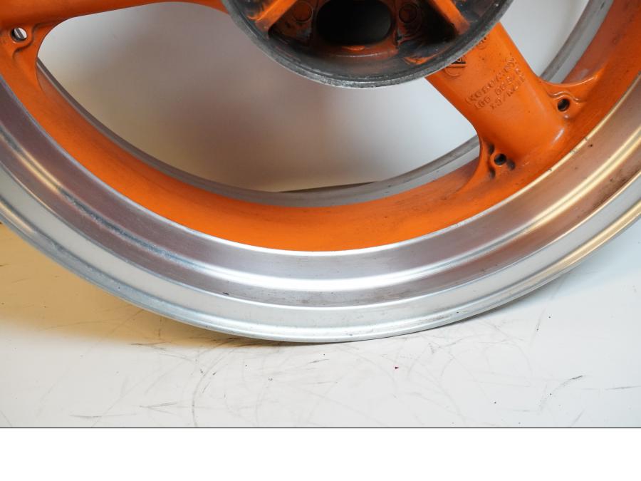 Höger sida på Fälg från en Kawasaki Z 1000 -2003 motorcykel.