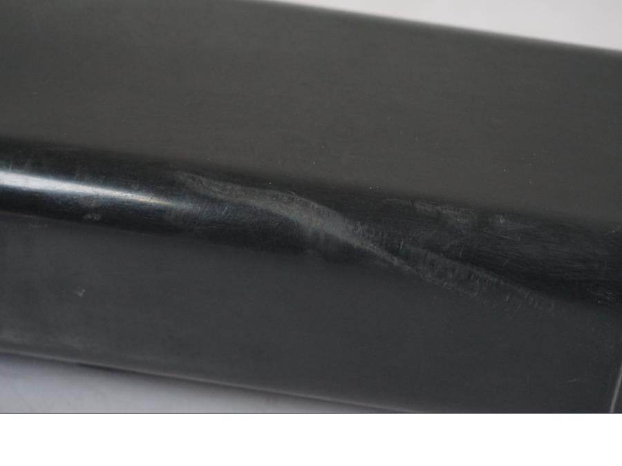 Baksidan på Bensintanksavluftare från en KTM 1290 Super Duke R -2018 motorcykel.