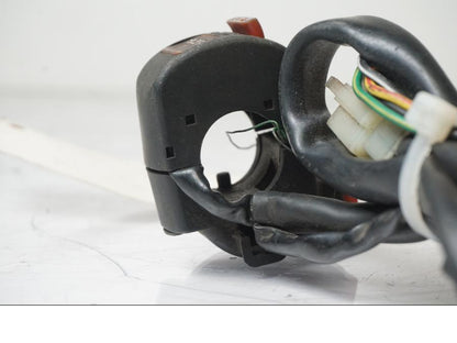 Snett uppifrån på Styrelreglage från en Honda XL 600 V -1987 motorcykel.