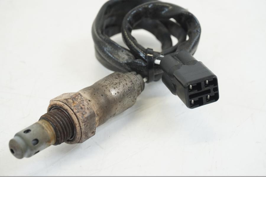 Vänster sida på Lambdasond från en Ducati Streetfighter V4 -2020 motorcykel.