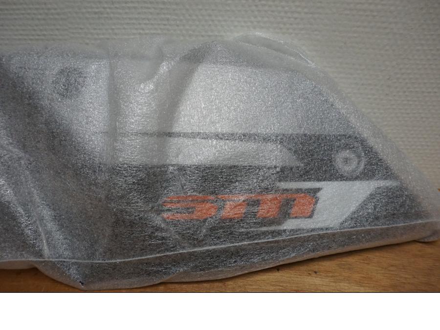 Baksidan på Bensintankskåpa från en KTM 990 SM -2011 motorcykel.