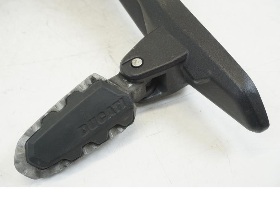 Snett nerifrån på Fotpinnefäste från en Ducati Hyperstrada -2013 motorcykel.