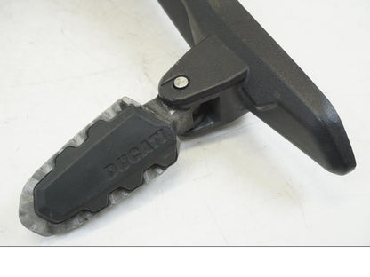 Snett nerifrån på Fotpinnefäste från en Ducati Hyperstrada -2013 motorcykel.