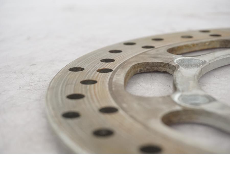 Snett uppifrån på Bromsskiva från en Kawasaki VN 1500 Classic Tourer -2003 motorcykel.