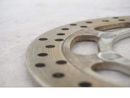 Snett uppifrån på Bromsskiva från en Kawasaki VN 1500 Classic Tourer -2003 motorcykel.