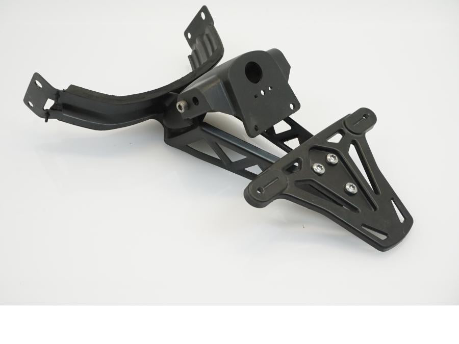 Vänster sida på Skylthållare från en Triumph Daytona 675 -2010 motorcykel.