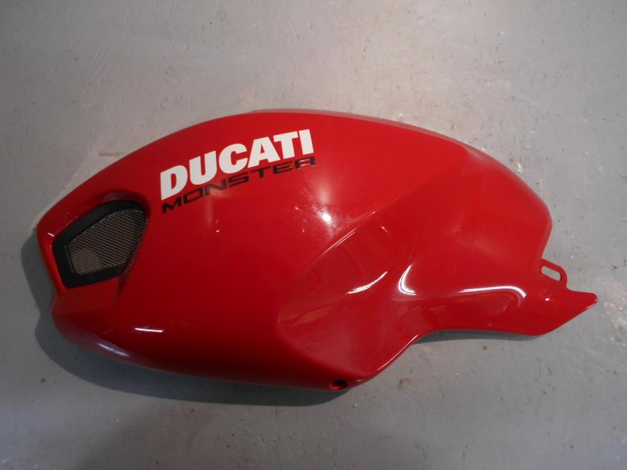 Framsidan på Bensintankskåpa från en Ducati Monster 696 -2013 motorcykel.