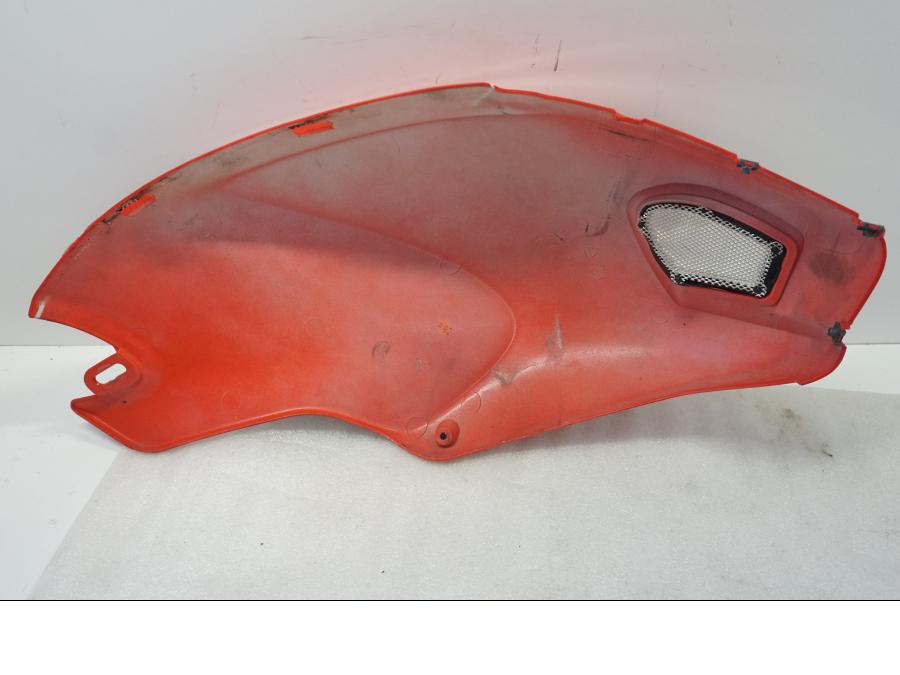 Baksidan på Bensintankskåpa från en Ducati Monster 796 -2013 motorcykel.