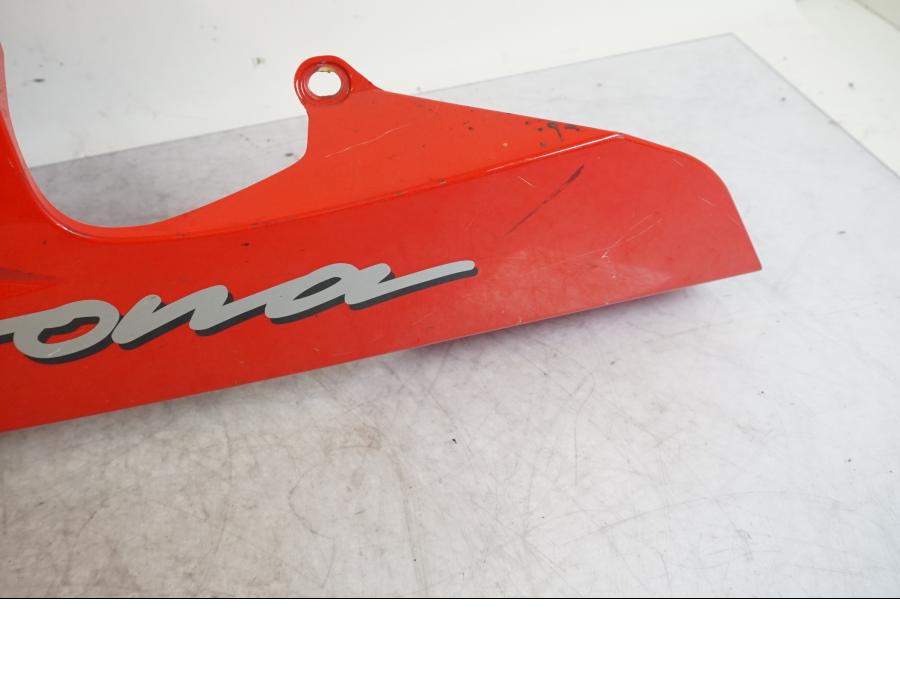 Baksidan på Sidkåpa från en Triumph Daytona 675 -2010 motorcykel.