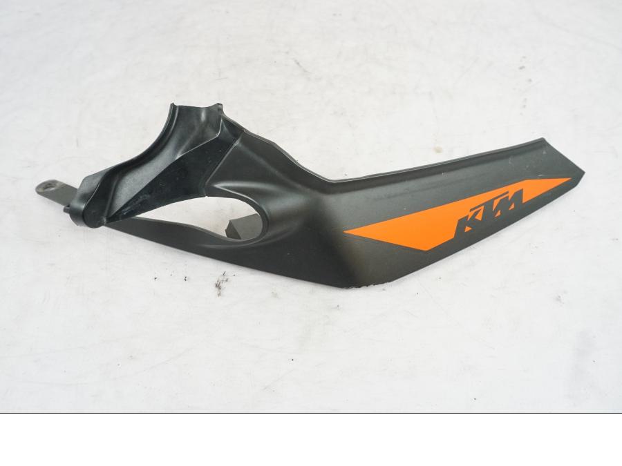 Framsidan på Bakvinge från en KTM 125 Duke -2022 motorcykel.