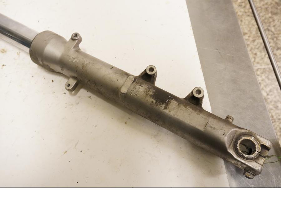 Vänster sida på <p>Gaffelben höger från Honda VFR 750 F 1990.</p>

<p>Små märken i övre ben, korrosion på nedre ben, komplett, 41 mm. Okej skick.</p> motorcykel.