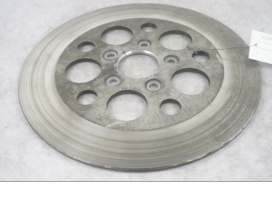 Framsidan på Bromsskiva från en H-D Softail Heritage Classic FLSTC/I -1995 motorcykel.