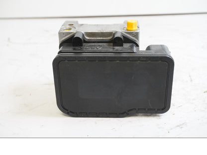 Baksidan på ABS Modulator från en Triumph Speed Triple -2011 motorcykel.