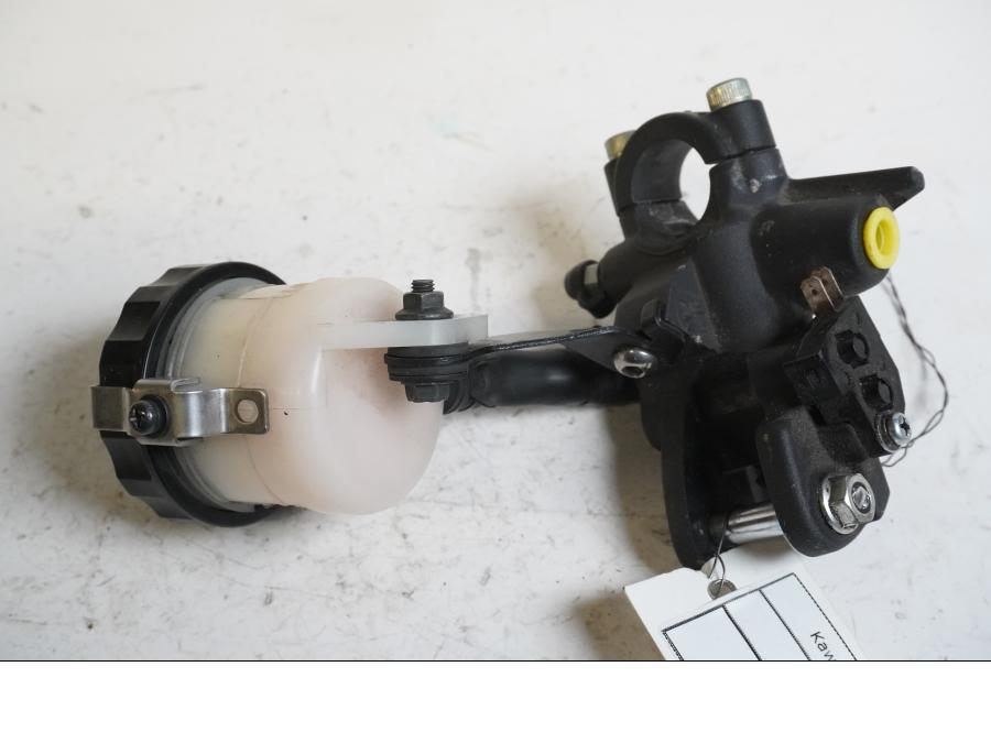 Vänster sida på Bromshuvudcylinder från en Kawasaki ZX-10R -2012 motorcykel.