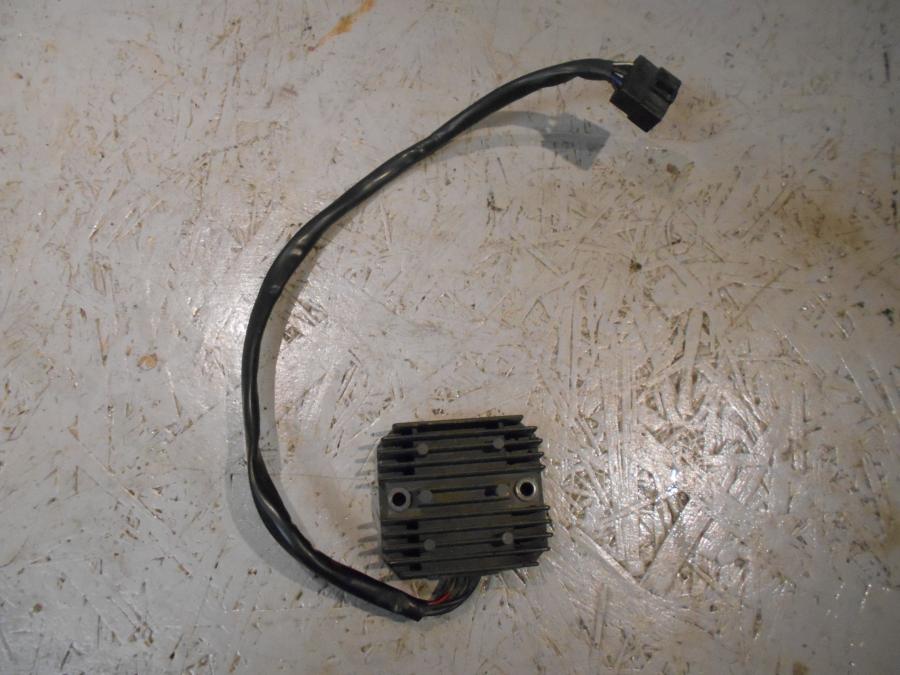 Framsidan på Likriktare från en Kawasaki VN 1500 -1996 motorcykel.